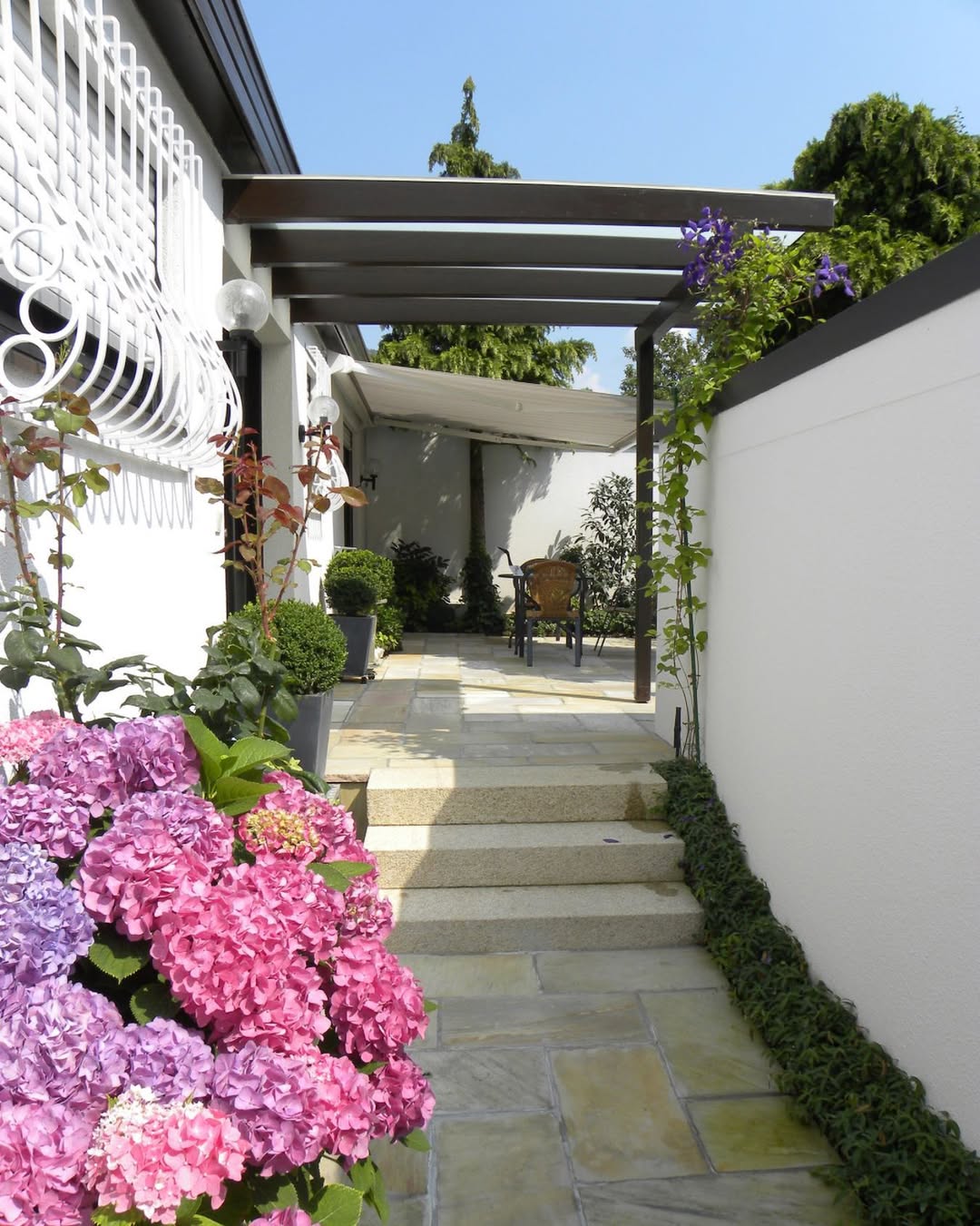 Die Kombination aus verschiedenen Farben und Materialien macht den heimischen Garten zu einer ab